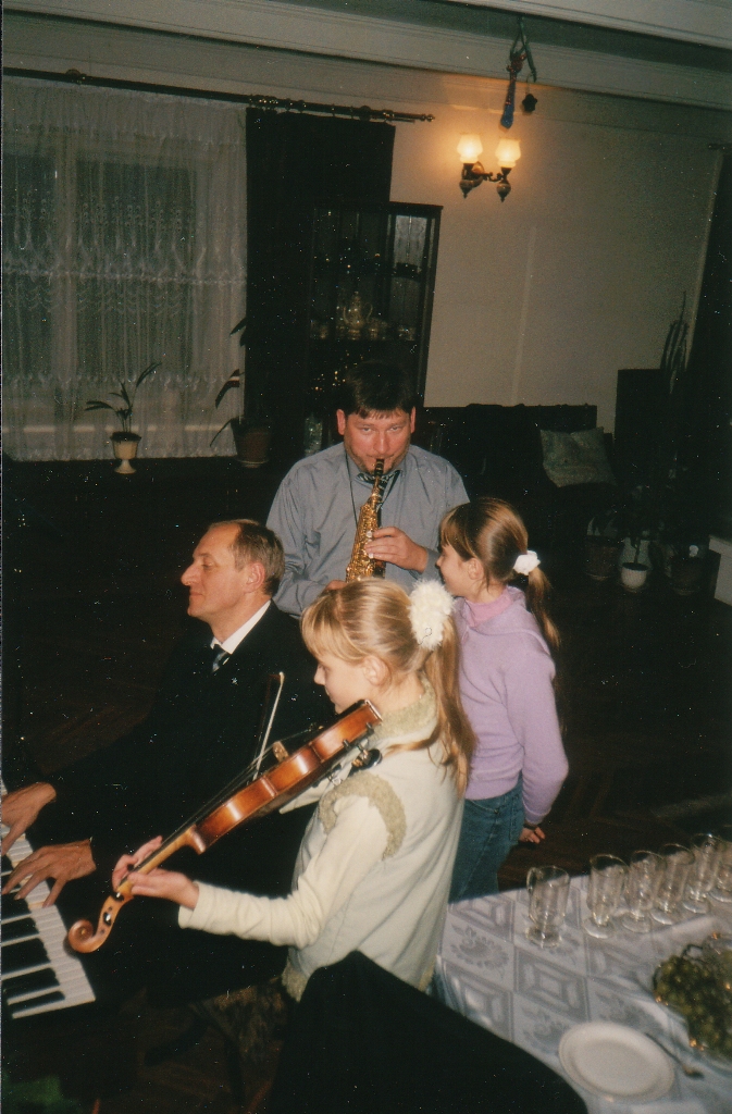 Wiktor Bramski podczas wieczoru u jego rodziny, Ryga, Łotwa.